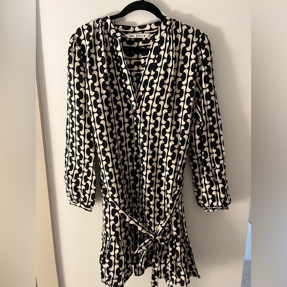 Zara short dress, print black and white, ruffles and belt. Long sleeve